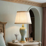 Elegantná stolná lampa z keramiky a textilu s kvetinovým motívom