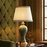 Elegantná stolná lampa z keramiky a textilu s kvetinovým motívom