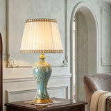 Elegantná stolná lampa z keramiky a textilu s kvetinovým motívom