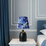 Stolná lampa z keramiky a textilu s dekoratívnym umeleckým potlačou