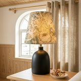 Stolná lampa z keramiky a textilu s dekoratívnym umeleckým potlačou