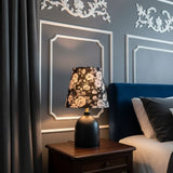 Stolná lampa z keramiky a textilu s dekoratívnym umeleckým potlačou