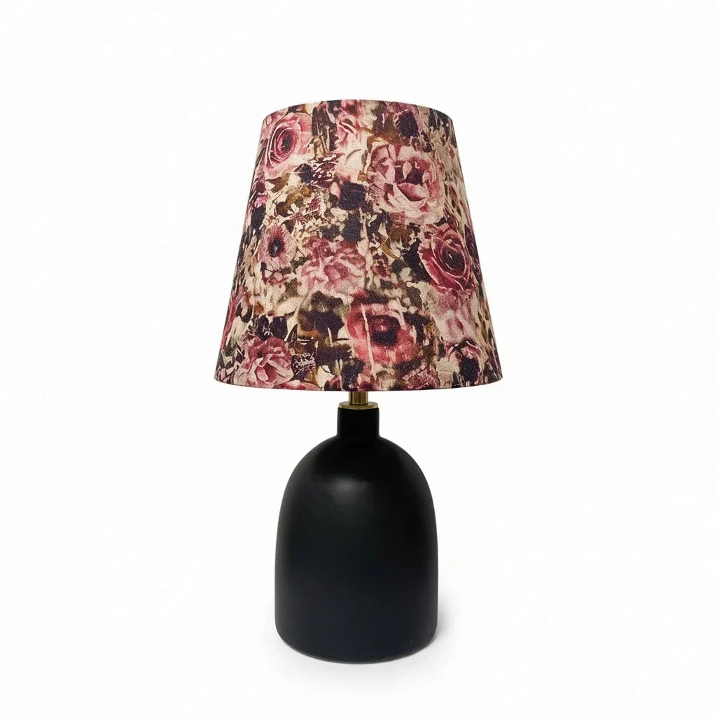 Stolná lampa z keramiky a textilu s dekoratívnym umeleckým potlačou