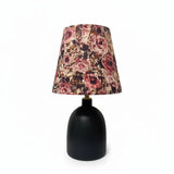 Stolná lampa z keramiky a textilu s dekoratívnym umeleckým potlačou