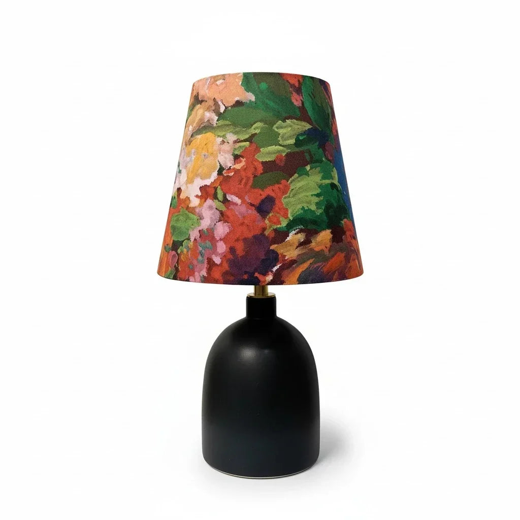 Stolná lampa z keramiky a textilu s dekoratívnym umeleckým potlačou
