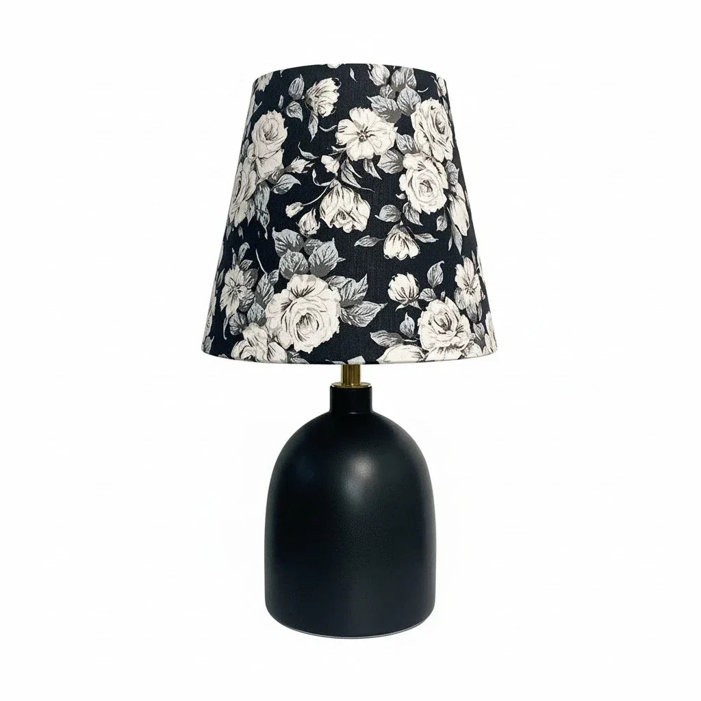 Stolná lampa z keramiky a textilu s dekoratívnym umeleckým potlačou