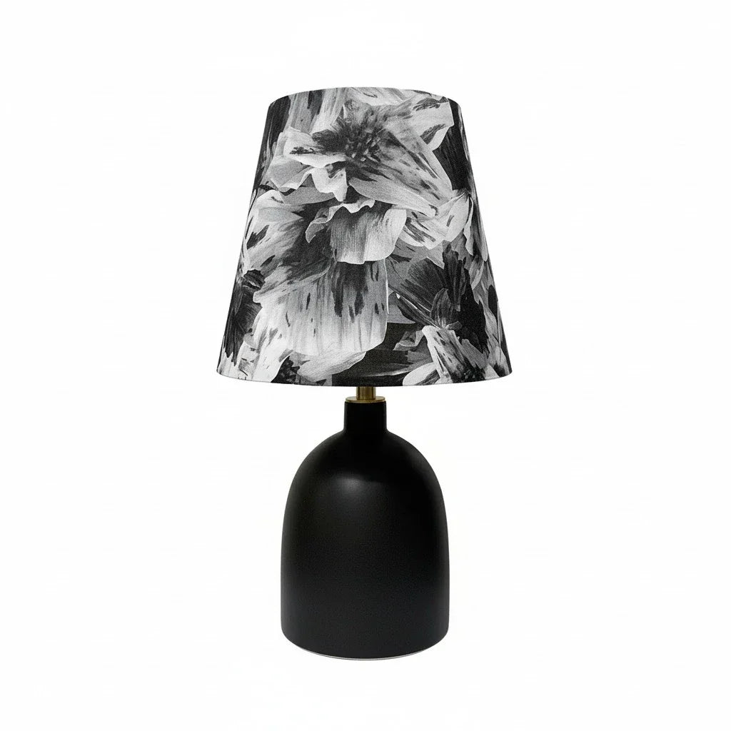 Stolná lampa z keramiky a textilu s dekoratívnym umeleckým potlačou