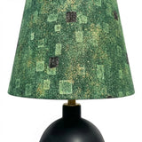 Stolná lampa z keramiky a textilu s dekoratívnym umeleckým potlačou