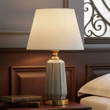 Stolná Lampa z Keramiky a Záhybového Textilu