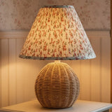 Stolová Lampa z Textúrovaného Rattanu a Tkaniny v Štýle Farmy