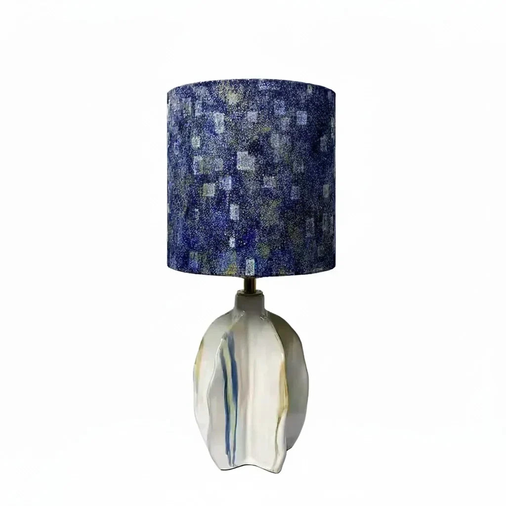 Cylindrická keramická stolná lampa s umeleckou textíliou