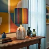 Cylindrická keramická stolná lampa s umeleckou textíliou