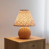 Stolová Lampa z Textúrovaného Rattanu a Tkaniny v Štýle Farmy