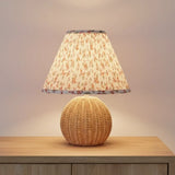 Stolová Lampa z Textúrovaného Rattanu a Tkaniny v Štýle Farmy