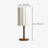 Moderná Stolná Lampa s Krivým Textilným Tiene a Drevenou Podstavou