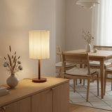Moderná Stolná Lampa s Krivým Textilným Tiene a Drevenou Podstavou