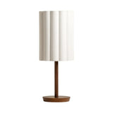 Moderná Stolná Lampa s Krivým Textilným Tiene a Drevenou Podstavou
