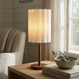 Moderná Stolná Lampa s Krivým Textilným Tiene a Drevenou Podstavou