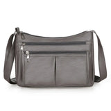 Hladká crossbody kabelka s viacerými vreckami