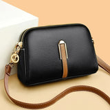 Táto kompaktná crossbody kabelka je ideálna na dni plné pohybu