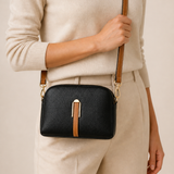 Táto kompaktná crossbody kabelka je ideálna na dni plné pohybu